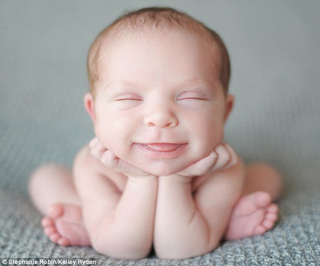 Un bébé qui sourit