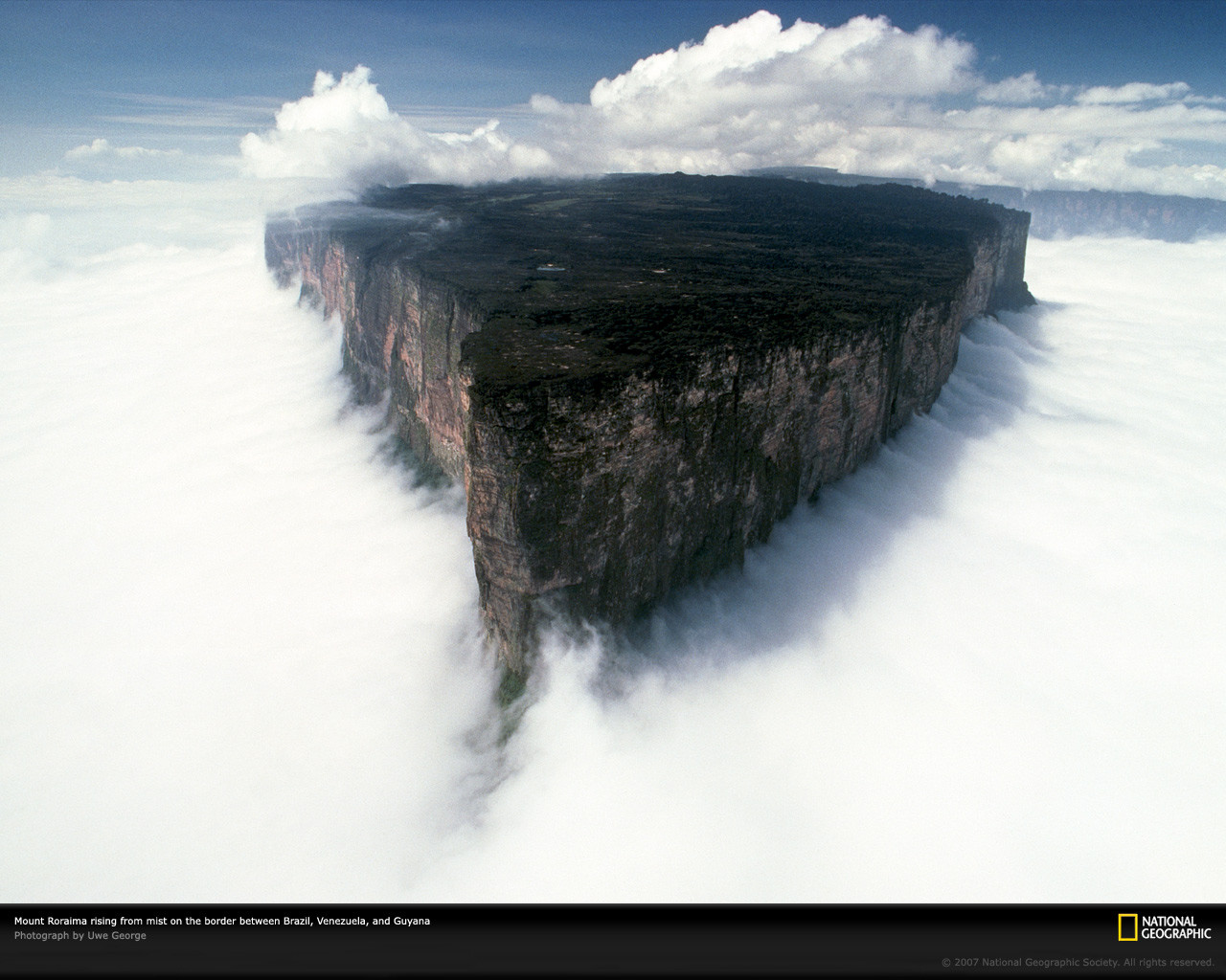 Une montagne dans les nuages en Roraima